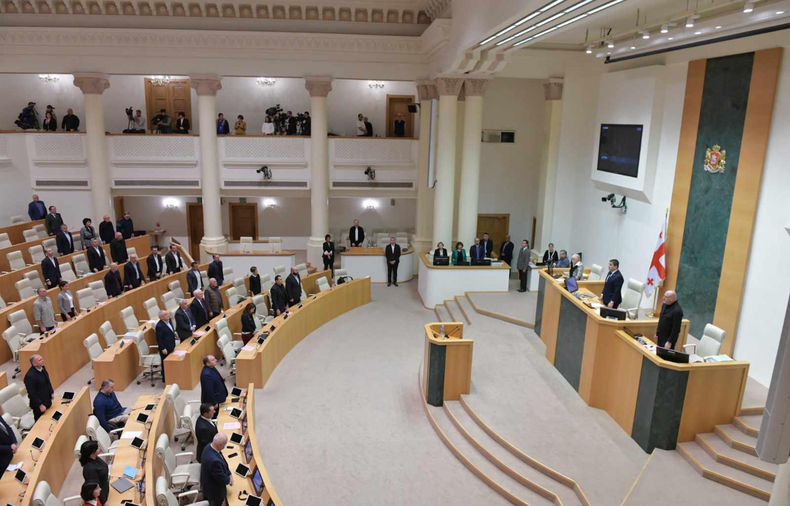 პარლამენტის პლენარულ სხდომაზე საოკუპაციო ძალების მიერ სოფელ კირბალში მოკლული თამაზ გინტურის ხსოვნას წუთიერი დუმილით პატივი მიაგეს