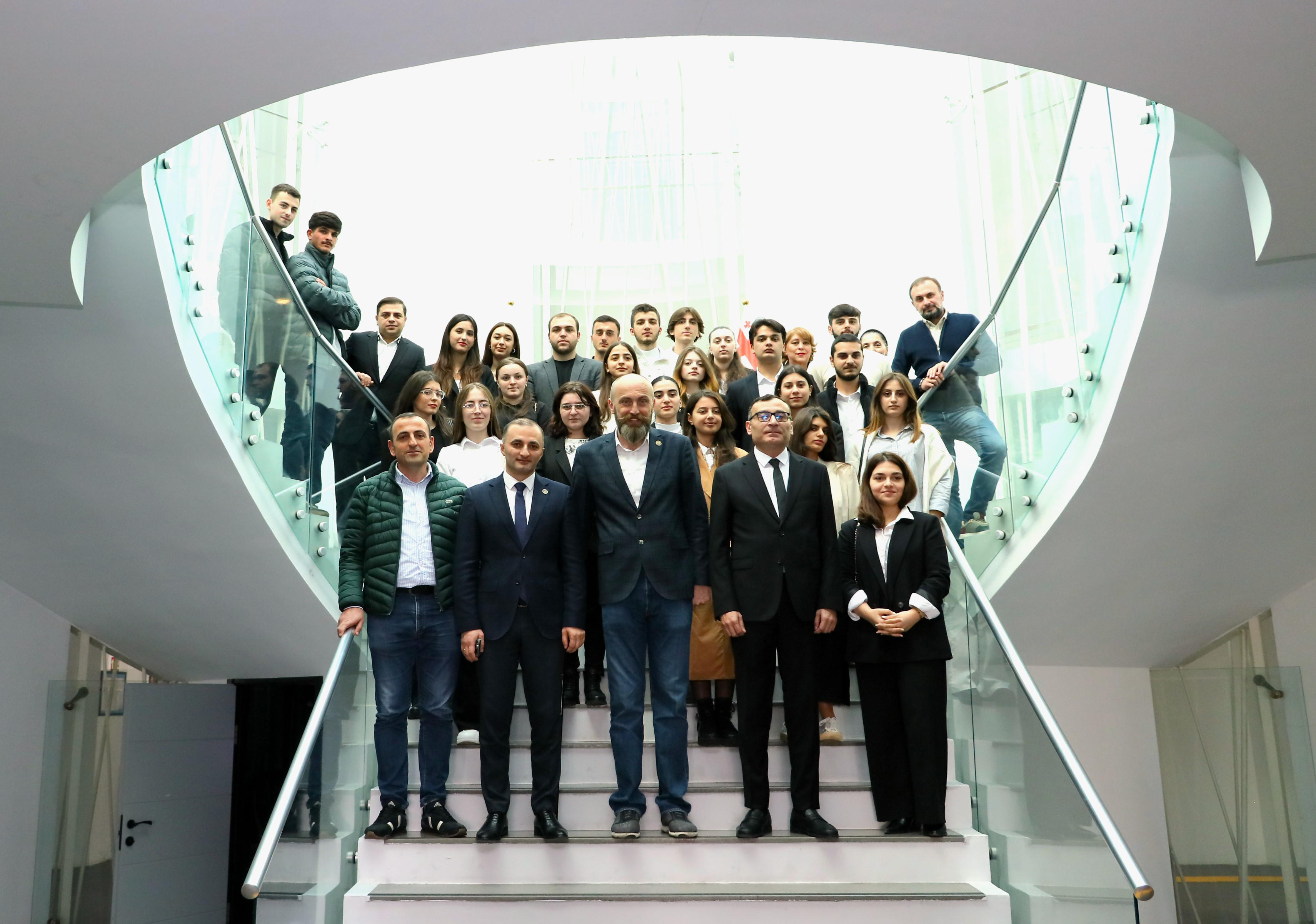 აჭარის უმაღლეს საბჭოში სტუდენტური პროექტის - „ვიზიტების“ მონაწილეებს უმასპინძლეს