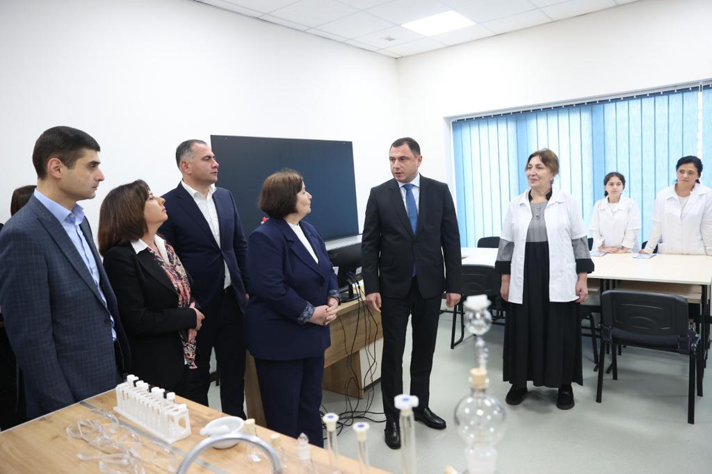გიორგი ამილახვარმა კოლეჯ „ჰორიზონტის“ ლანჩხუთის ახალი სასწავლო კორპუსი გახსნა და პროფესიული სასწავლებლის სტუდენტებს სწავლის დაწყება მიულოცა