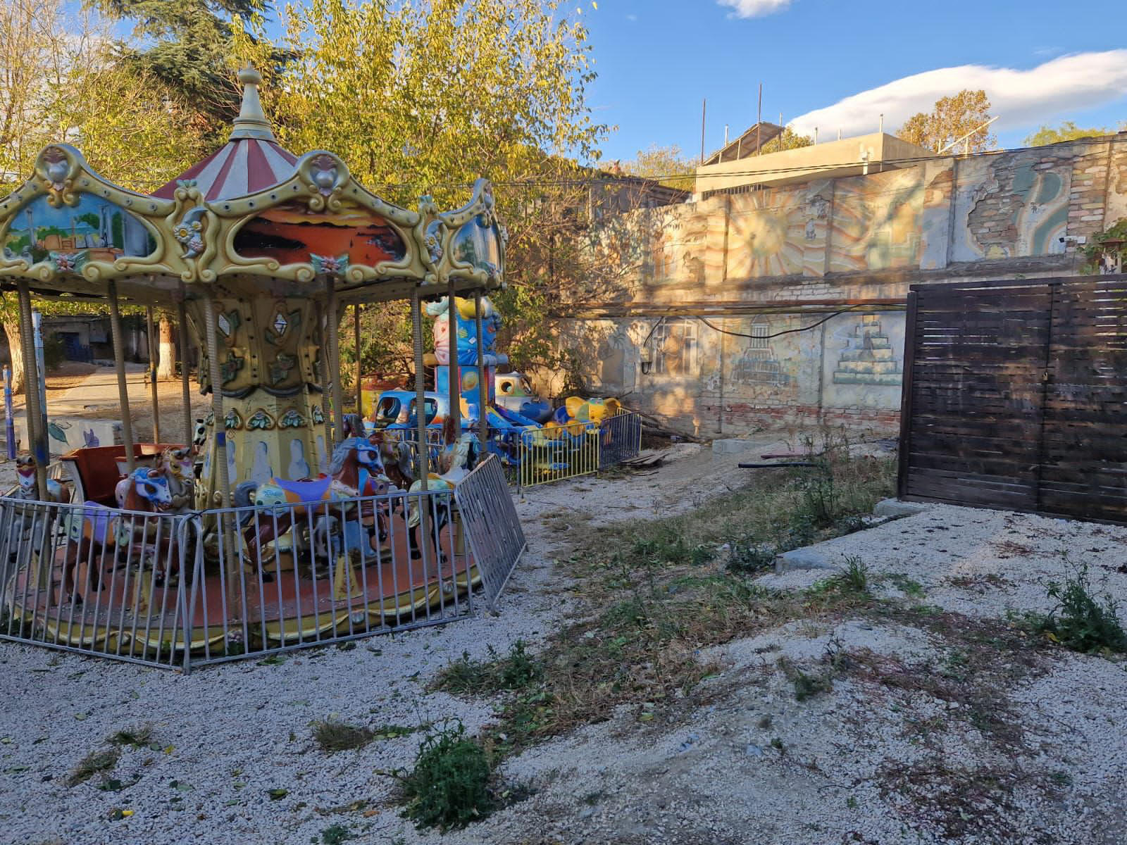 თბილისის მერია ილიას ბაღის მმართველ კომპანიას ხელშეკრულებით განსაზღვრული ვალდებულებების შეუსრულებლობაზე მიუთითებს