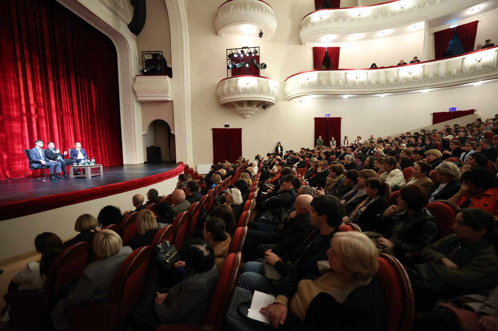 გიორგი ამილახვარი გურიის რეგიონის სკოლების მასწავლებლებს შეხვდა