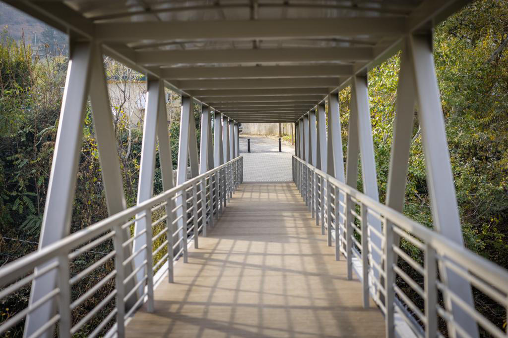 დავით აღმაშენებლის ხეივნის მე-15 კილომეტრზე საფეხმავლო ხიდი მოეწყო