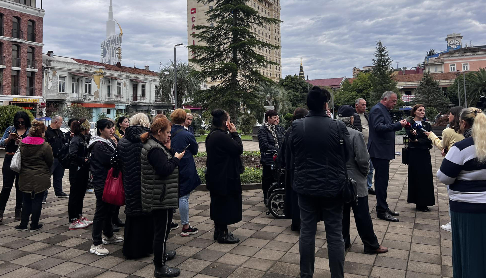 ბათუმში ვარდების სკვერთან მოქალაქეებმა საპროტესტო აქცია გამართეს
