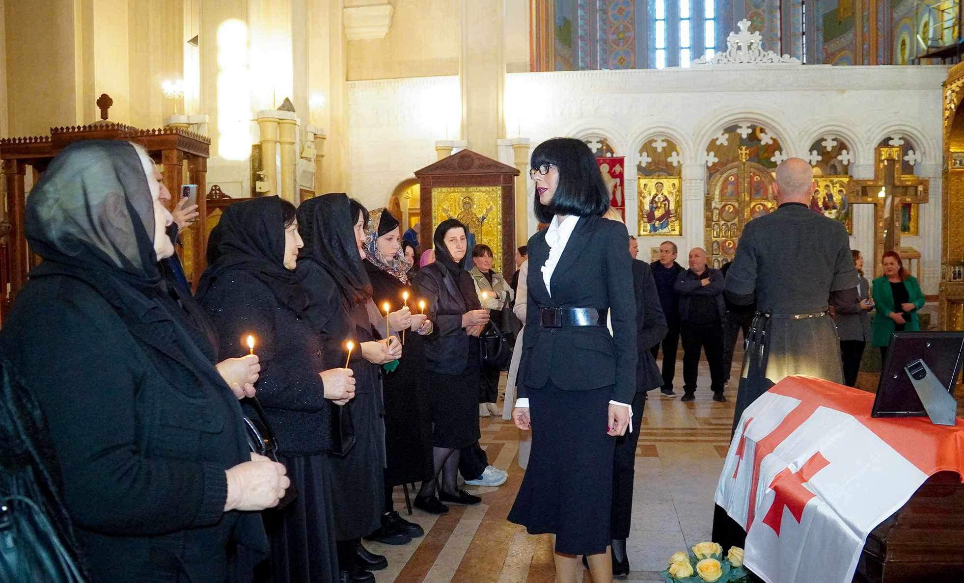 თეა ახვლედიანი ოკუპირებული აფხაზეთის რეგიონიდან გადმოსვენებული, 1990-იანი წლების შეიარაღებული მოქმედებების დროს უგზო-უკვლოდ დაკარგულ პირთა სამოქალაქო პანაშვიდს დაესწრო