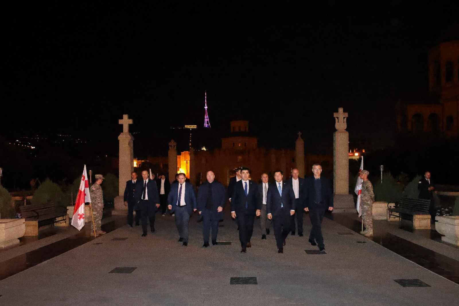 შალვა პაპუაშვილმა და პარლამენტის წევრებმა აფხაზეთის ოკუპირებული ტერიტორიიდან გადმოსვენებული 20 პირის ხსოვნას პატივი მიაგეს