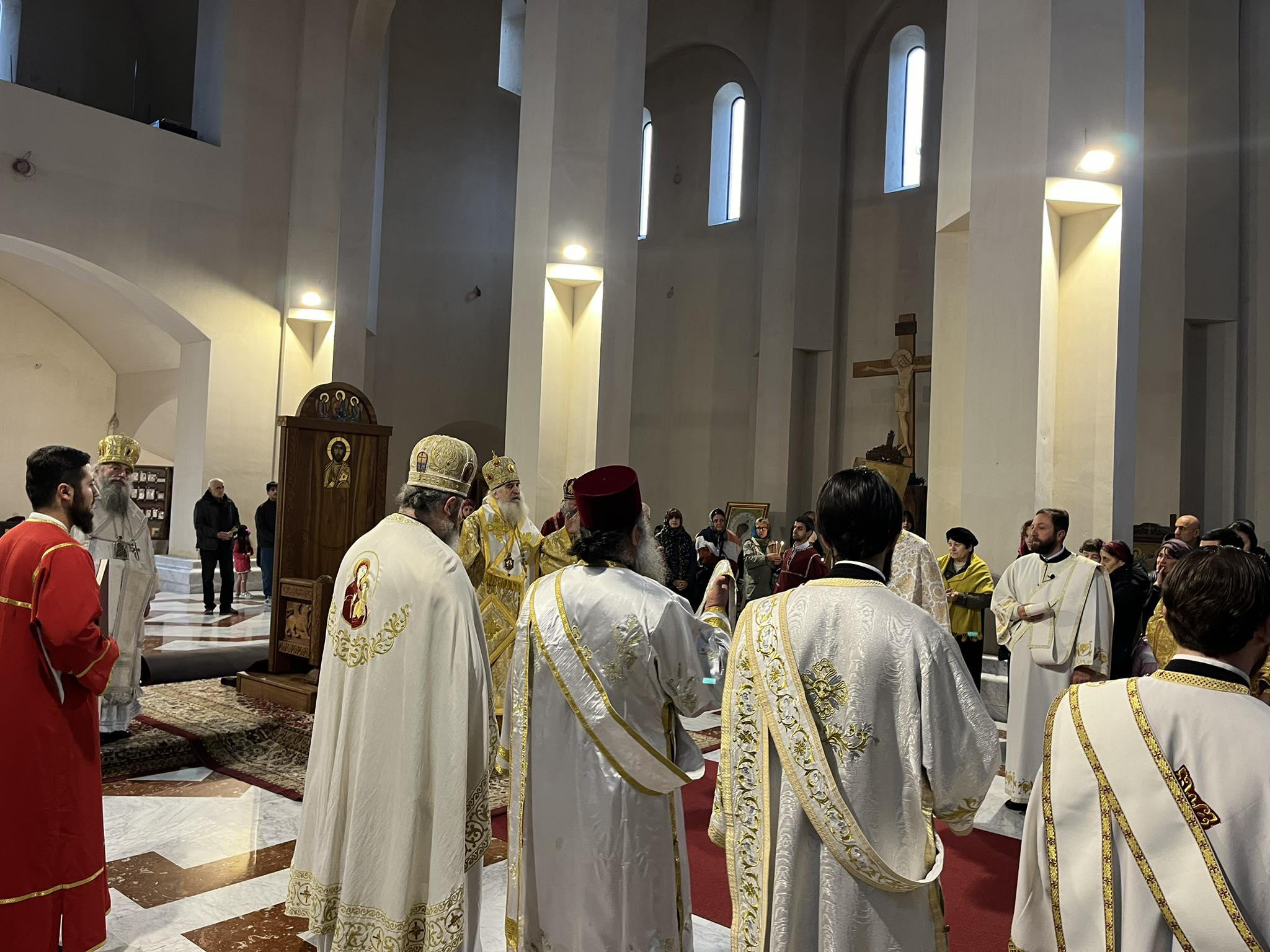 ივერიის ყოვლადწმინდა ღვთისმშობლის ხატის სახელობის ტაძარში საზეიმო წირვა აღევლინა