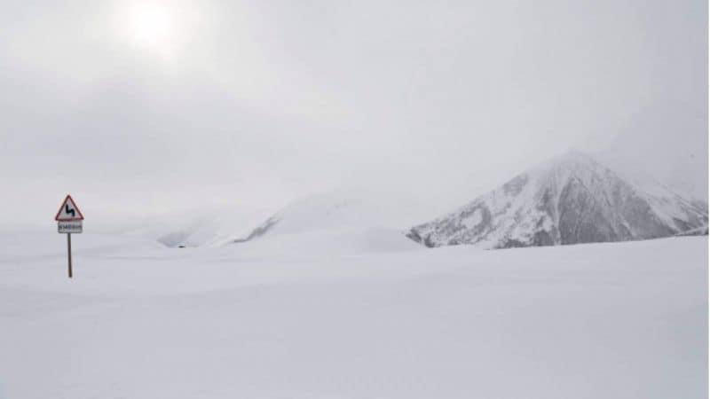 გზების დეპარტამენტი - გუდაური(ფოსტა)–კობის მონაკვეთზე ზვავსაშიშროების საფრთხის დონე მაღალია, რის გამოც აღნიშნულ მონაკვეთზე აკრძალულია ყველა სახის ავტოტრანსპორტის მოძრაობა