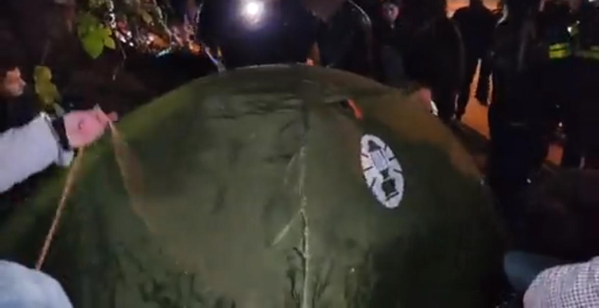 გარემოს დაცვისა და სოფლის მეურნეობის სამინისტროს ეზოს გარე ტერიტორიაზე აქციის მონაწილეებმა კარავი გაშალეს