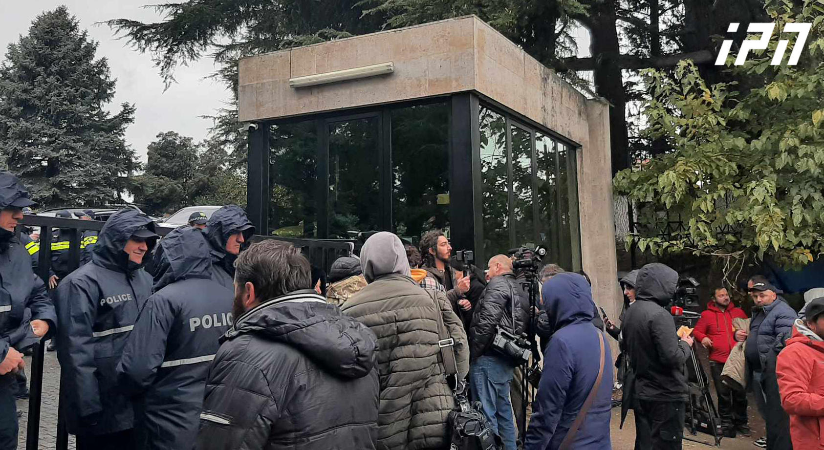 გარემოს დაცვისა და სოფლის მეურნეობის სამინისტროს წარმომადგენელი სამინისტროსთან მიმდინარე აქციის მონაწილეებთან მივიდა