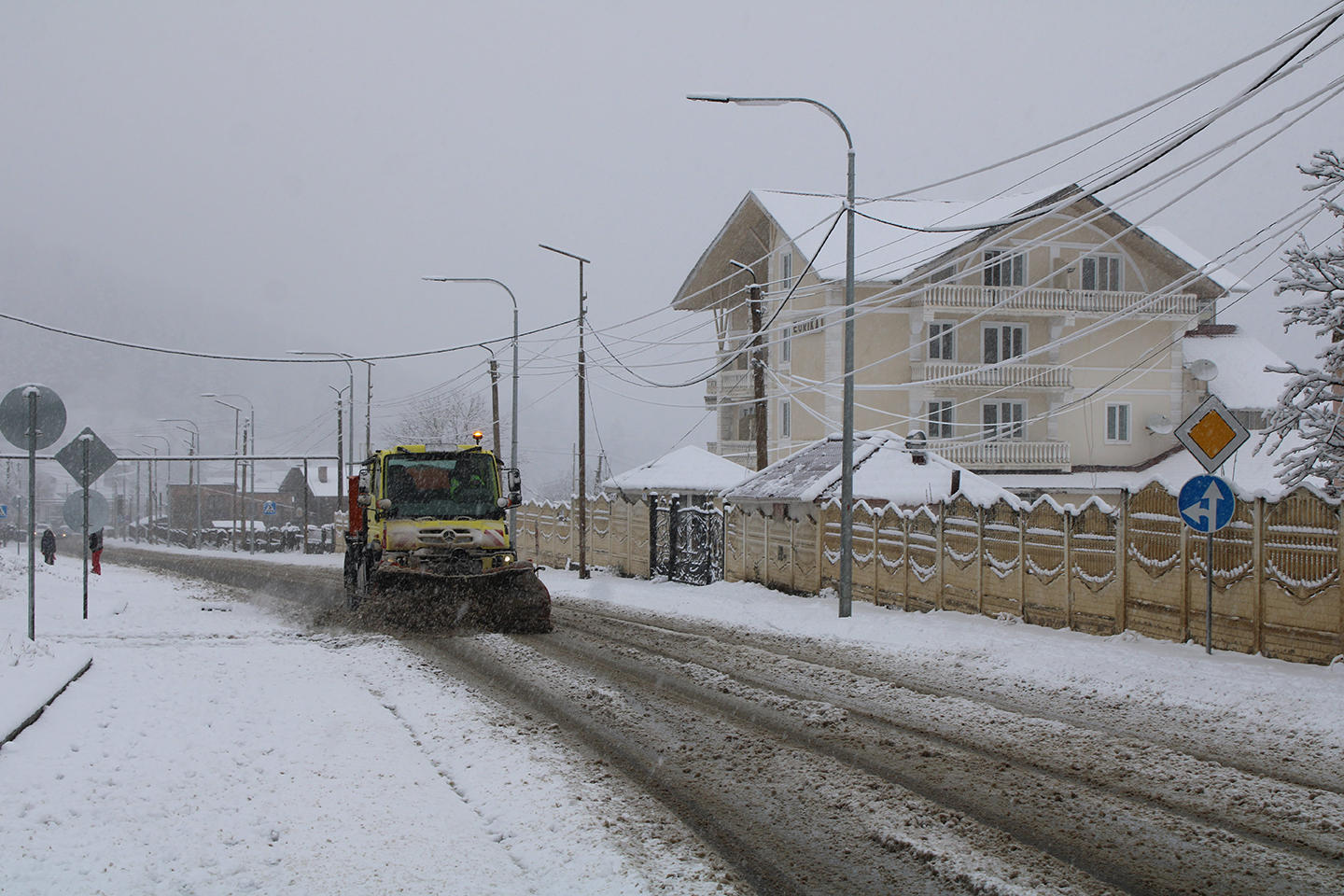დაბა ბაკურიანში მოსული უხვი ნალექის გამო საავტომობილო გზების გაწმენდითი სამუშაოები მიმდინარეობს