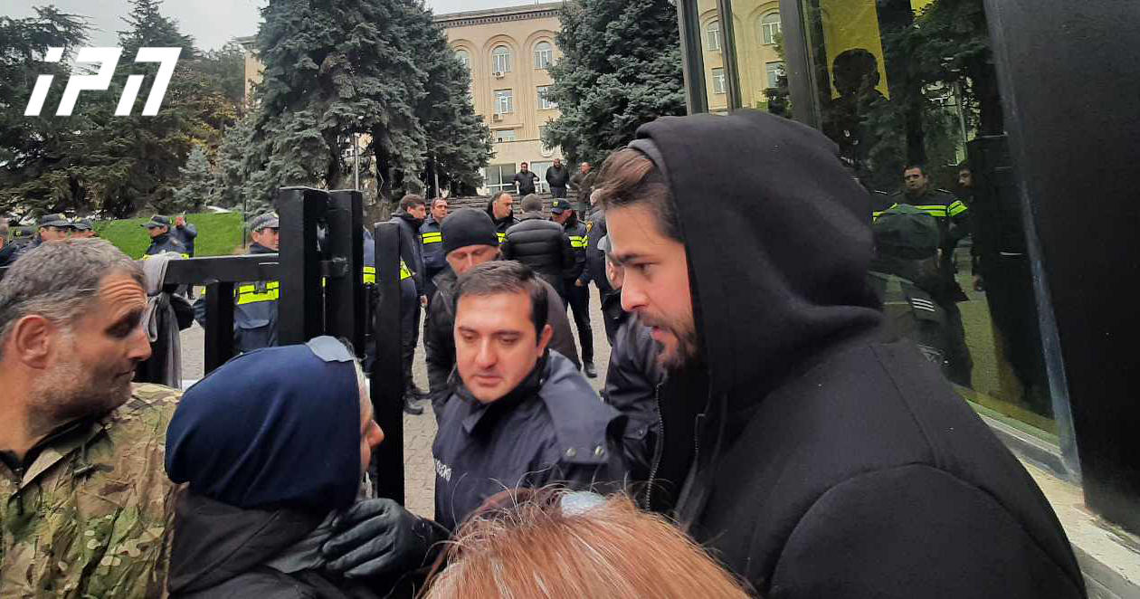 ვარლამ გოლეთიანი - პრაქტიკულად ორი დღეა, ცემა-ტყეპა მიდის აქციაზე ქალების, არავის ინდობენ - დღეს უკვე სამუშაო დღე დაიწყო, ჩვენ, როგორც მოქალაქეებს, ამ შემთხვევაშიც აგვეკრძალება სამინისტროს ტერიტორიაზე შესვლა?