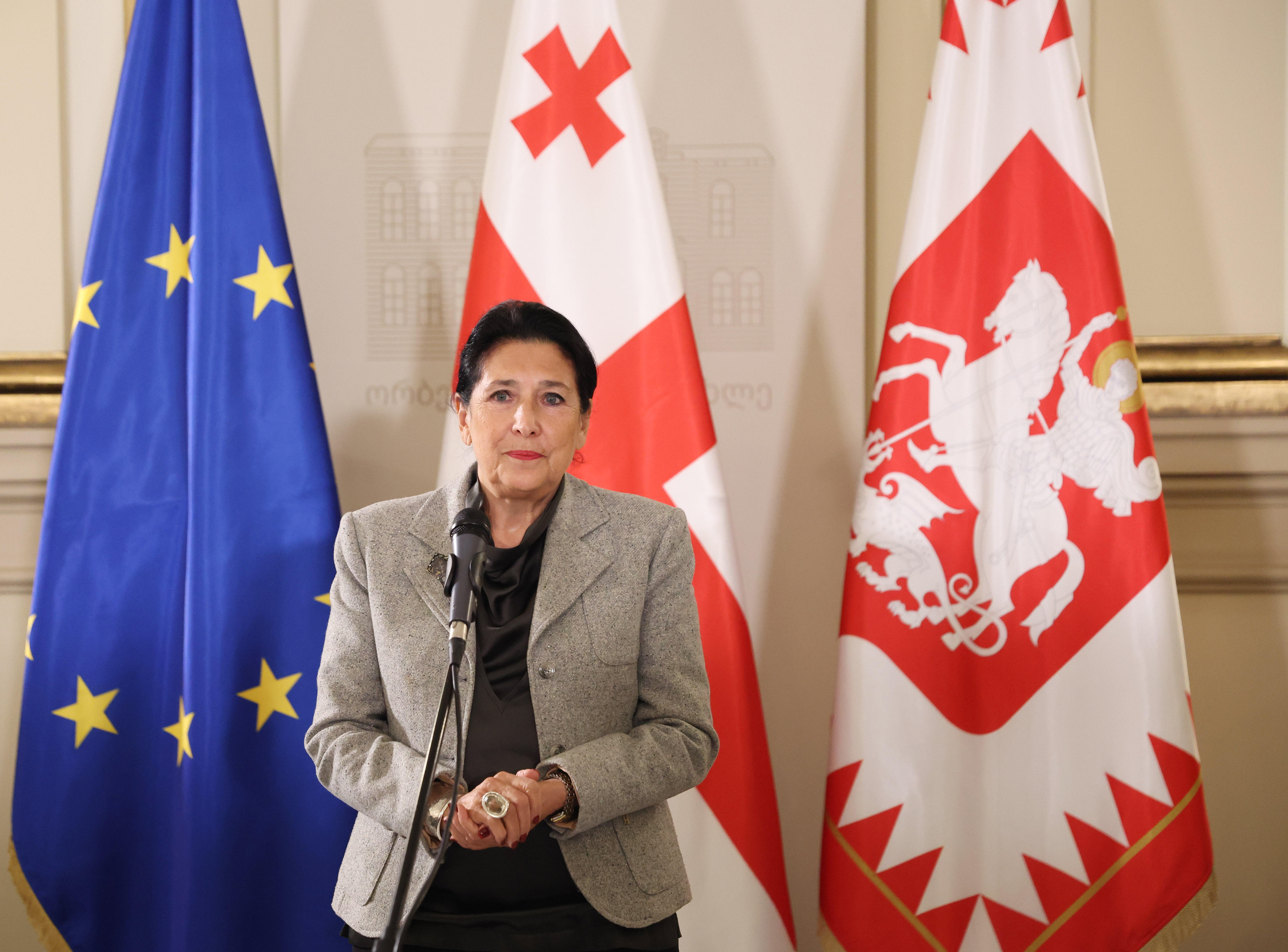 პრეზიდენტი ახალგაზრდებს - ევროკომისიის გადაწყვეტილებაში თქვენი დიდი წვლილია, რომ არა 8 მარტის გამოსვლები, საქართველოში დანახული ევროპული დროშები და დიდი თავისუფლების ტალღა, ალბათ, ცოტა დაფიქრდებოდნენ, არ მიიღებდნენ ამ გადაწყვეტილებას