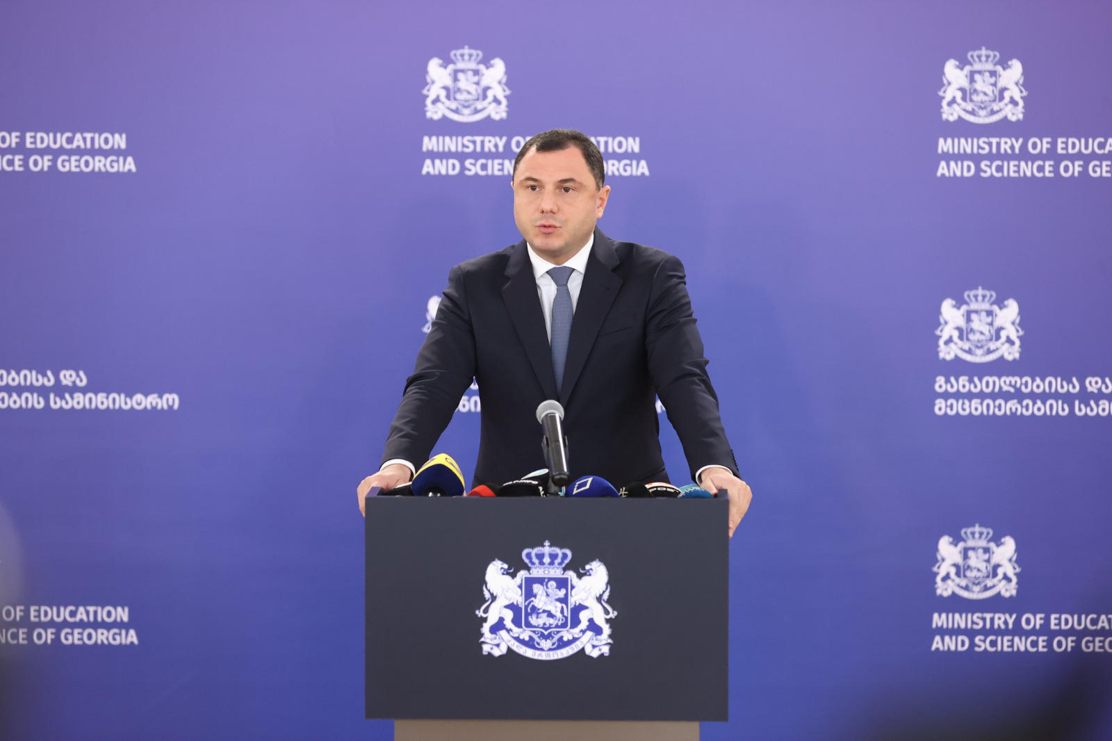გიორგი ამილახვარი - 2024 წლის 1-ელი ივლისიდან ამოქმედდება ახალი სახელფასო ფორმულა, რომელიც პედაგოგთა ანაზღაურების უპრეცედენტო ზრდას გულისხმობს - სრულ განაკვეთზე მომუშავე  მასწავლებელთა ანაზღაურება საშუალოდ 500 ლარით და მეტით გაიზრდება