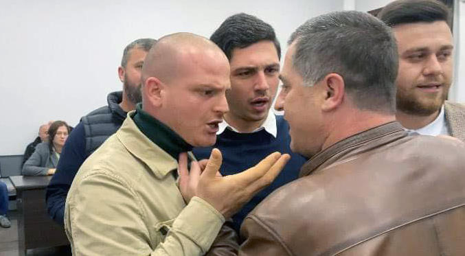 ქობულეთის საკრებულოს სხდომაზე „ნაციონალური მოძრაობისა“ და „ქართული ოცნების“ წევრები ერთმანეთს ფიზიკურად და სიტყვიერად დაუპირისპირდნენ