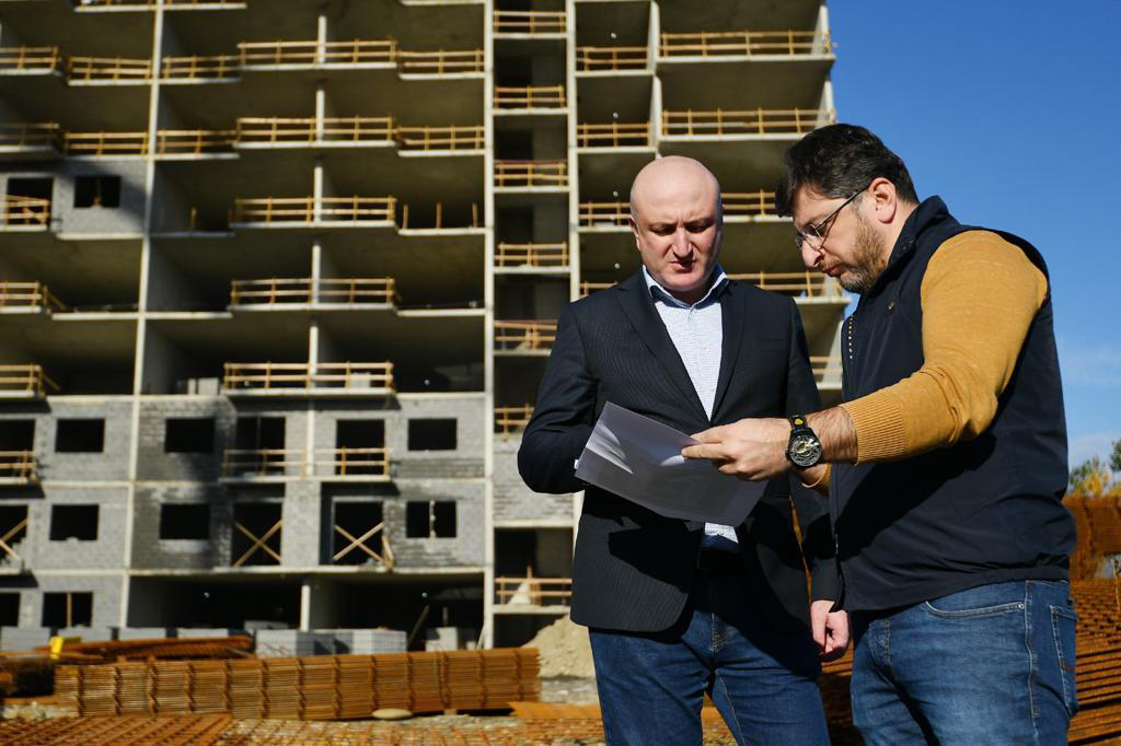 ზურაბ აზარაშვილი, ქუთაისში, დევნილებისთვის განკუთვნილი საცხოვრებელი კომპლექსის სამშენებლო სამუშაოებს გაეცნო