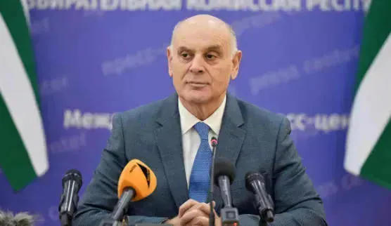 ასლან ბჟანიამ ბიჭვინთის აგარაკის რუსეთისთვის გადაცემის "კანონს" ხელი მოაწერა