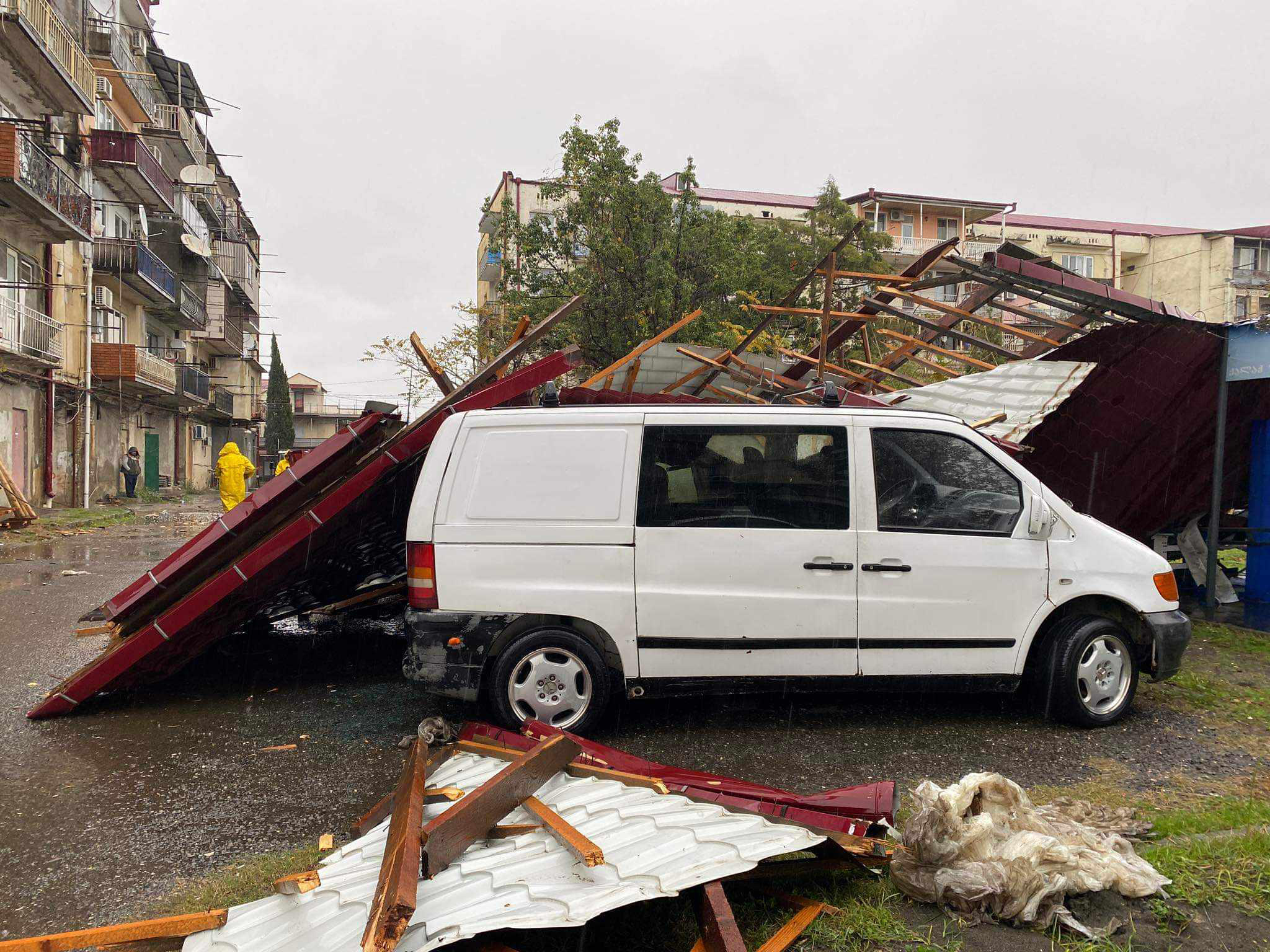 ძლიერმა ქარმა ფოთში მაღალსართულიან კორპუსს სახურავი გადახადა