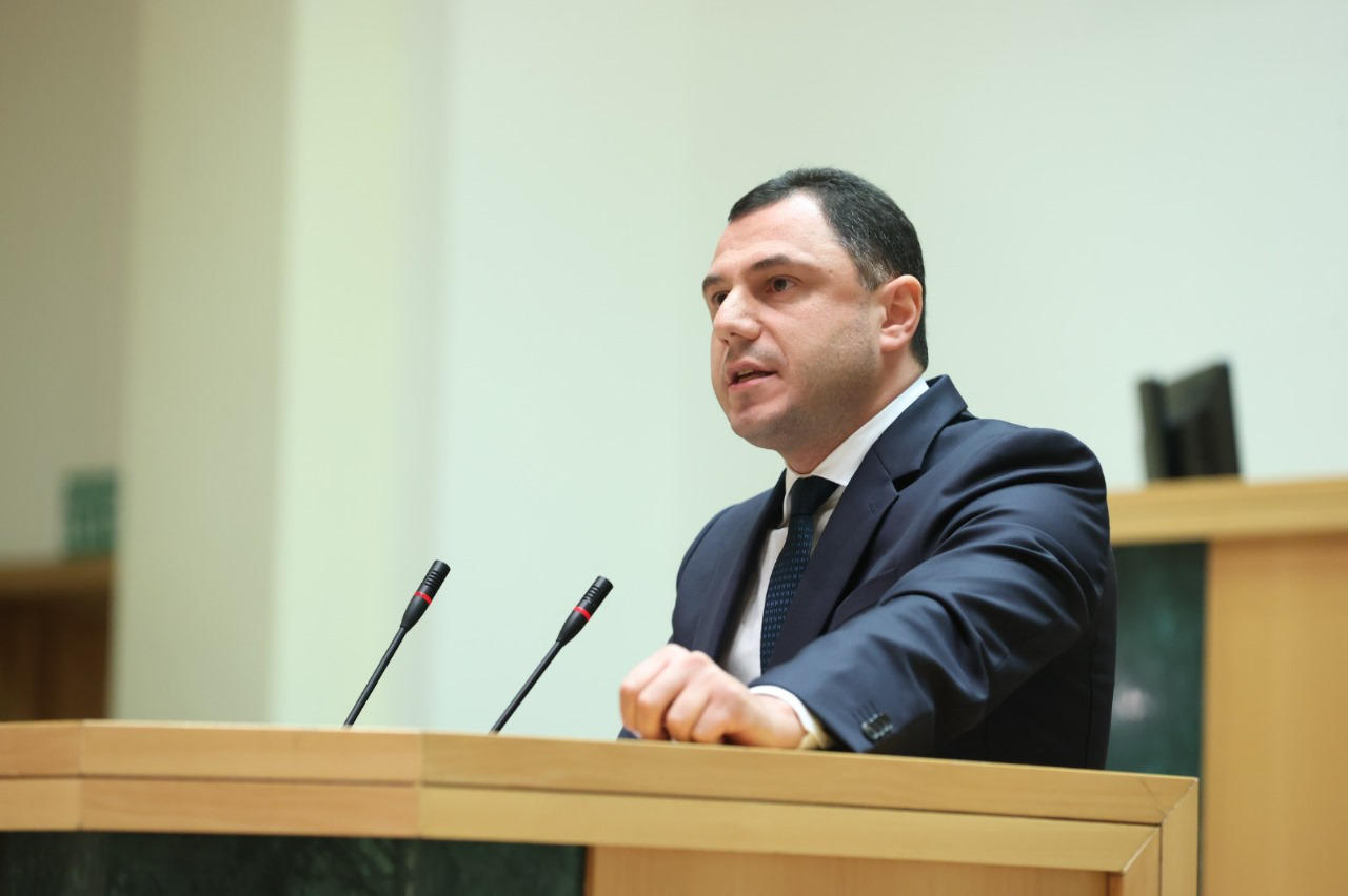 პარლამენტში განათლებისა და მეცნიერების მინისტრის მოსმენა დაიწყო