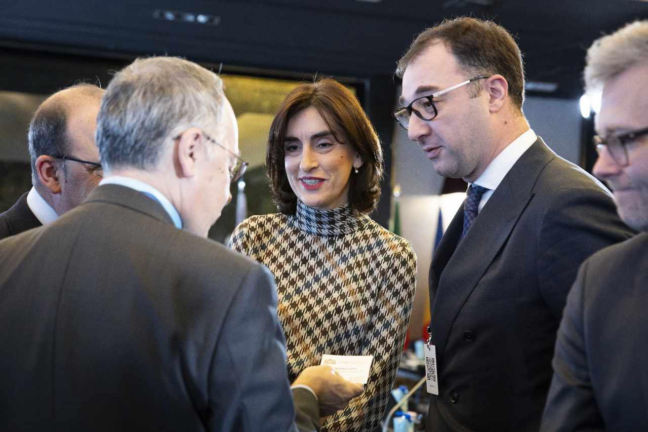 ევროკავშირის ეროვნული პარლამენტების ევროპულ საქმეთა კომიტეტების კონფერენციის პლენარულმა სესიამ საქართველოს ევროკავშირის კანდიდატი სტატუსის მინიჭებას მხარი დაუჭირა