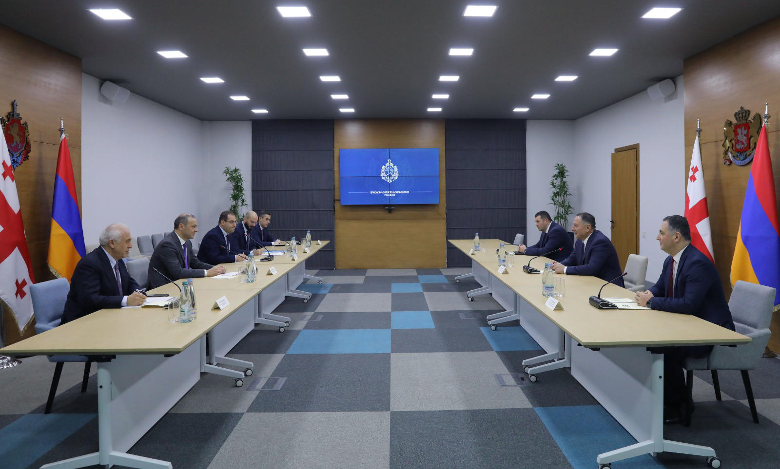 ვახტანგ გომელაური სომხეთის უსაფრთხოების საბჭოს მდივანს შეხვდა