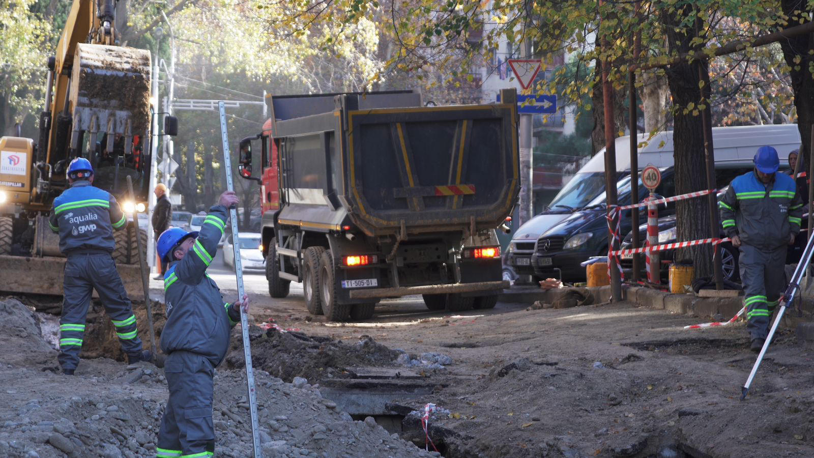 „ჯივიპი“ ნაძალადევის რაიონში, ერწოს ქუჩაზე წყალმომარაგების სისტემის სარეაბილიტაციო სამუშოებს ატარებს