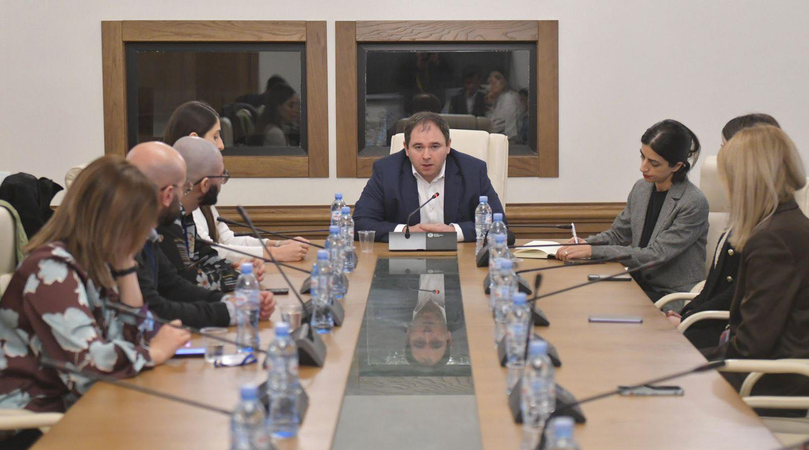 ნიკოლოზ სამხარაძე საქართველოს პოლიტიკის ინსტიტუტის მკვლევარებს შეხვდა