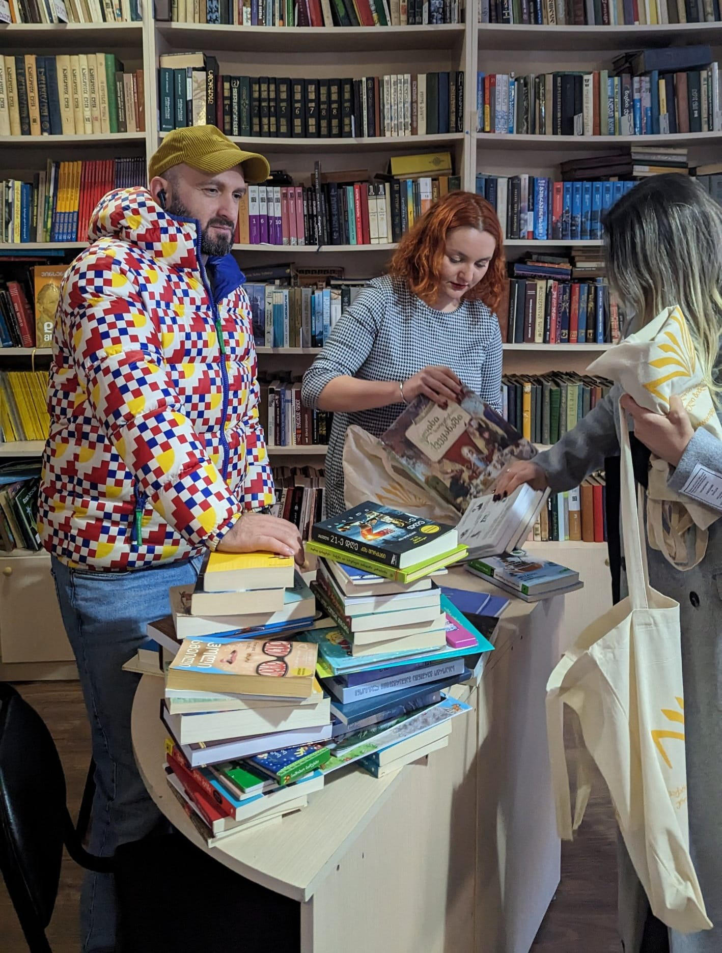 „ეკვილიბრიუმმა“ შუაფხოს სკოლის ბიბლიოთეკას წიგნები გადასცა