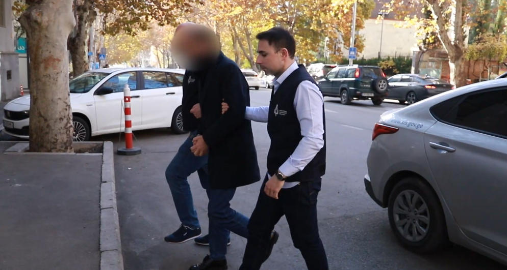 პირი, რომელმაც ყოფილი მეუღლის საცხოვრებელ ბინაში ფარულად მოსასმენი მოწყობილობები დაამონტაჟა, საგამოძიებო სამსახურმა დააკავა