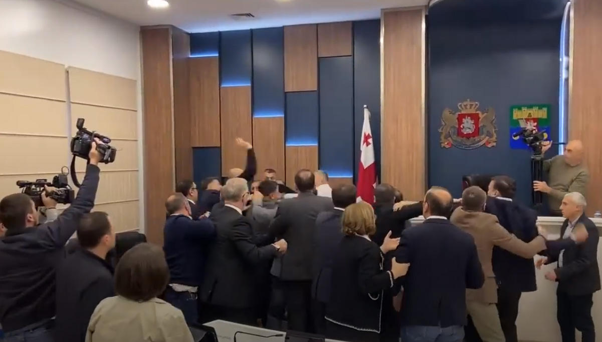 აჭარის უმაღლეს საბჭოში სიტყვიერი და ფიზიკური დაპირისპირება იყო