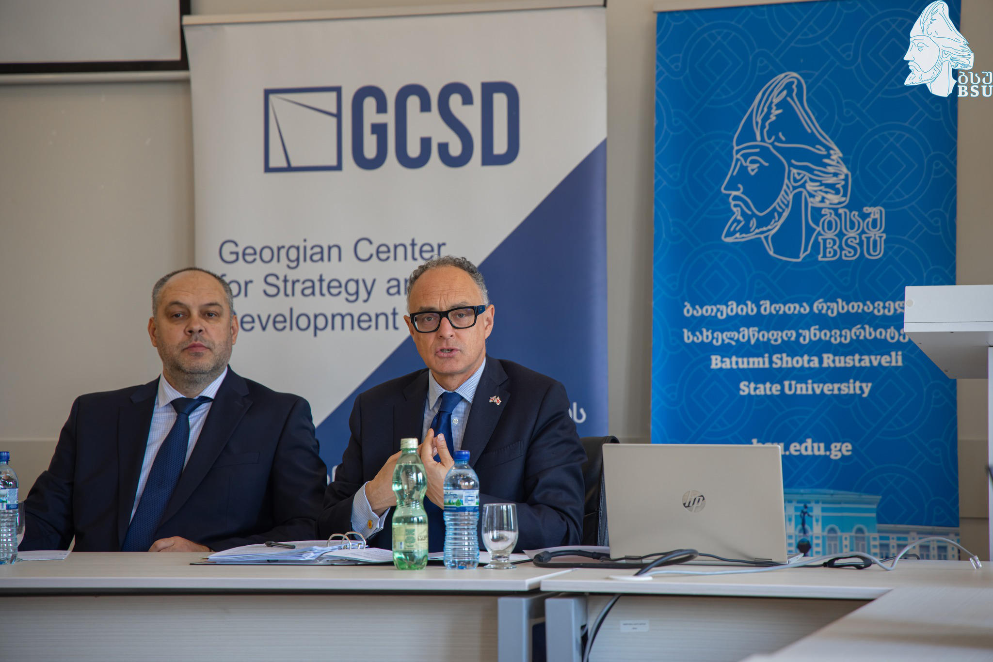 ბრიტანეთის ელჩი საქართველოში მარკ კლეიტონი და რუმინეთის ელჩის მოადგილე სილვიუ დამიენი ბსუ-ის სტუდენტებს შეხვდნენ