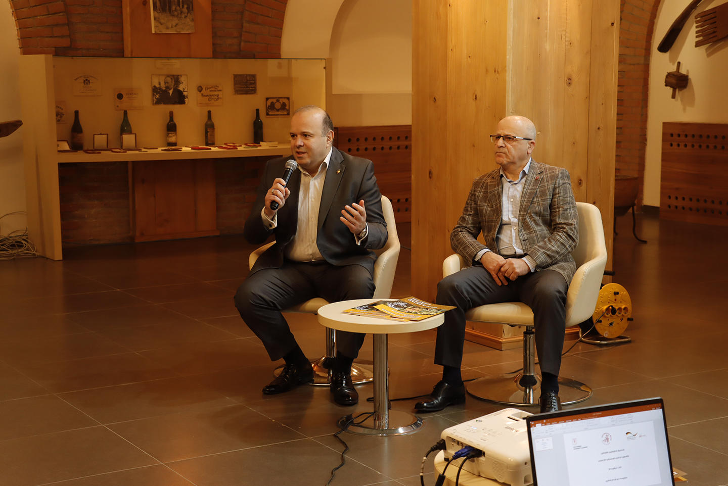 ვენახების კადასტრის და ღვინის სექტორში დუალური პროფესიული განათლების პროგრამების ანგარიშების წარდგენის ღონისძიებას გარემოს დაცვისა და სოფლის მეურნეობის მინისტრის მოადგილე დაესწრო