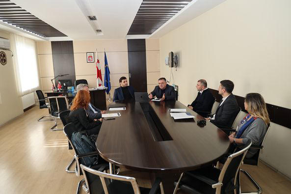 დავით შერაზადიშვილმა USAID-ის ადგილობრივი თვითმმართველობის პროგრამის ხელმძღვანელ კევინ მაკლოკლინთან სამუშაო შეხვედრა გამართა