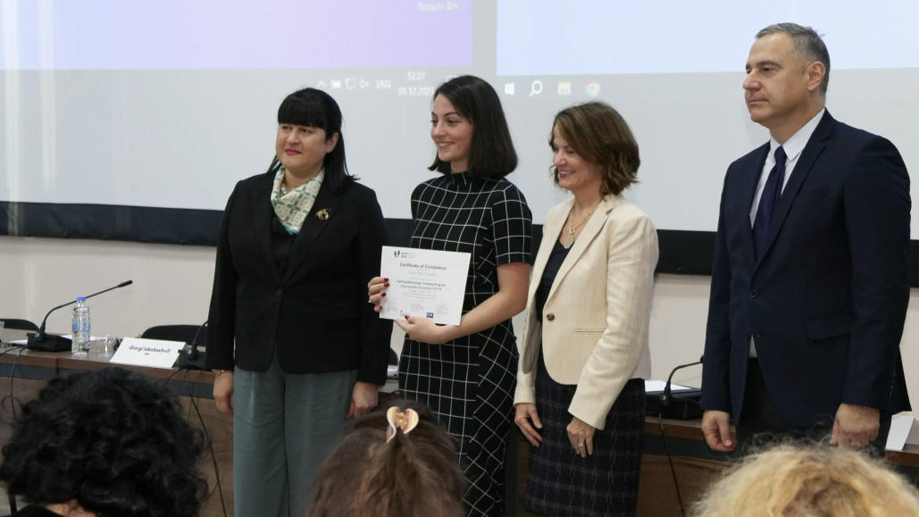 დაავადებათა კონტროლისა და საზოგადოებრივი ჯანმრთელობის ეროვნულ ცენტრში, ერთიანი ჯანმრთელობის საველე ეპიდემიოლოგიის საბაზისო პროგრამის კურსდამთავრებულთა დაჯილდოება გაიმართა