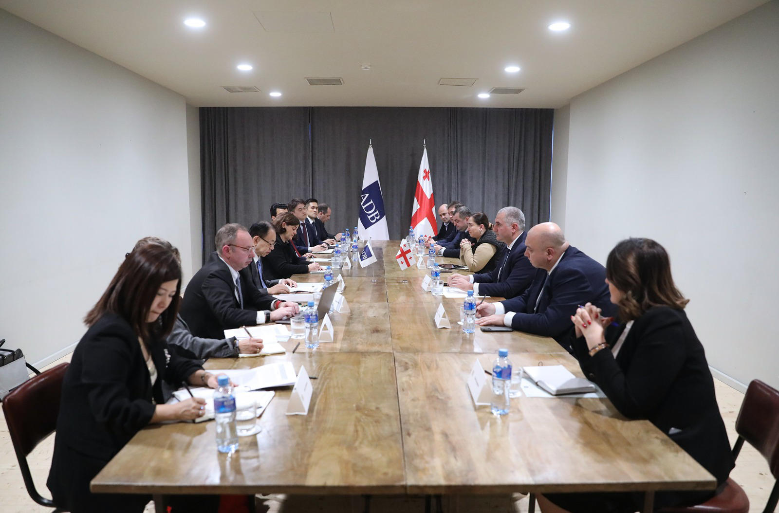 ლაშა ხუციშვილი და ირაკლი ქარსელაძე აზიის განვითარების ბანკის პრეზიდენტს შეხვდნენ