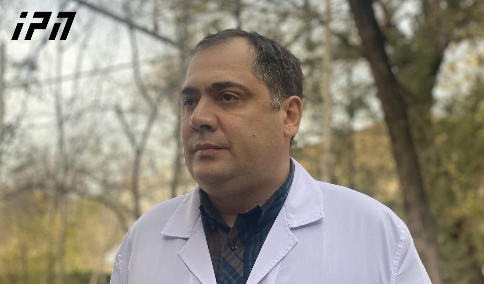 აღმაშენებლის გამზირზე, სამართალდამცავთან ერთად დაჭრილი 38 წლის მამაკაცი კლინიკაშია მოთავსებული - ექიმის განცხადებით, მას გულ-მკერდის არეში, ბასრი იარაღით მიყენებული მრავლობითი დაზიანება აღენიშნება