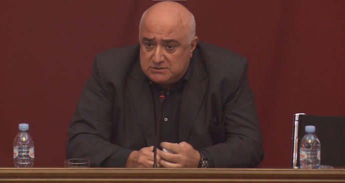 ლუკა კურტანიძის მიერ სოციალურ ქსელში გაკეთებულ განცხადებას, სპორტის კომიტეტის სხდომაზე, ირაკლი მეძმარიაშვილსა და შოთა ხაბარელს შორის კამათი მოჰყვა
