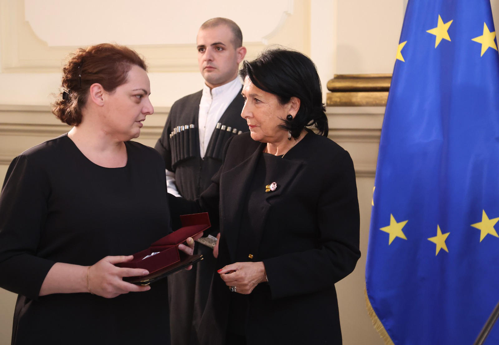 პრეზიდენტმა შოვის ტრაგედიის დროს დაღუპული დავით ბერიაშვილი და და-ძმა გიორგი და სოფი ყარალაშვილები ღირსების მედლით დააჯილდოვა