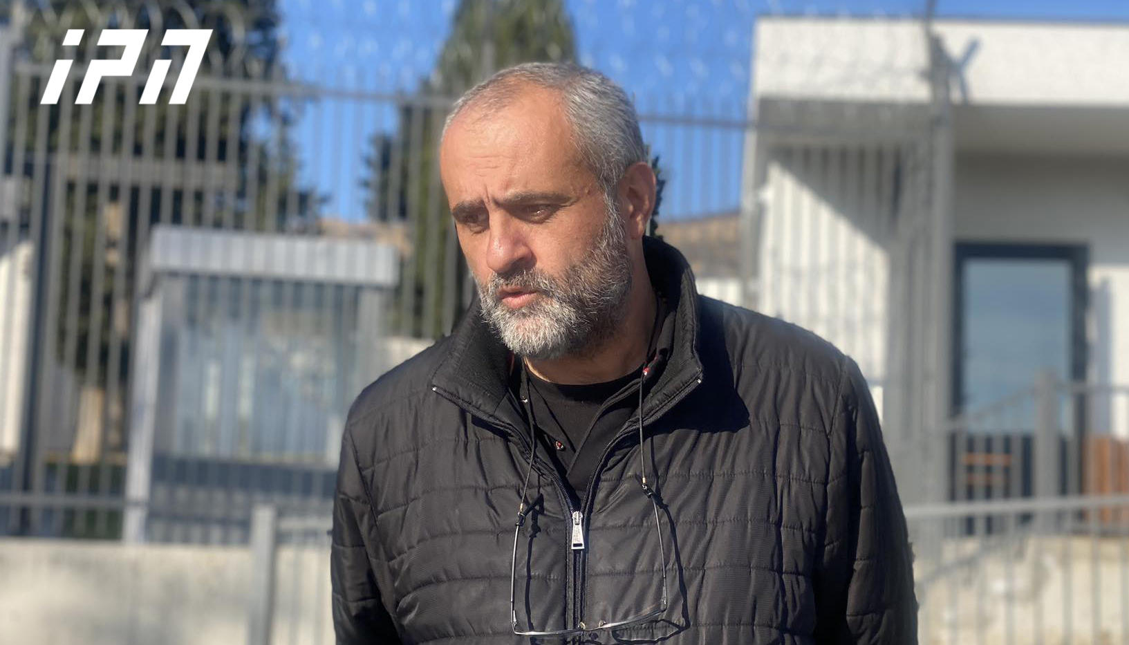 ადვოკატი განზრახ მკვლელობის მცდელობისა და პოლიციელის დაჭრის საქმეზე - ბრალდებასთან დაკავშირებით ვერ გიპასუხებთ ჩემი დაცვის ქვეშ მყოფის პოზიციიდან გამომდინარე, ის წინააღმდეგია ინტერვიუ მივცე იმ საკითხზე, რაც მას ეხება