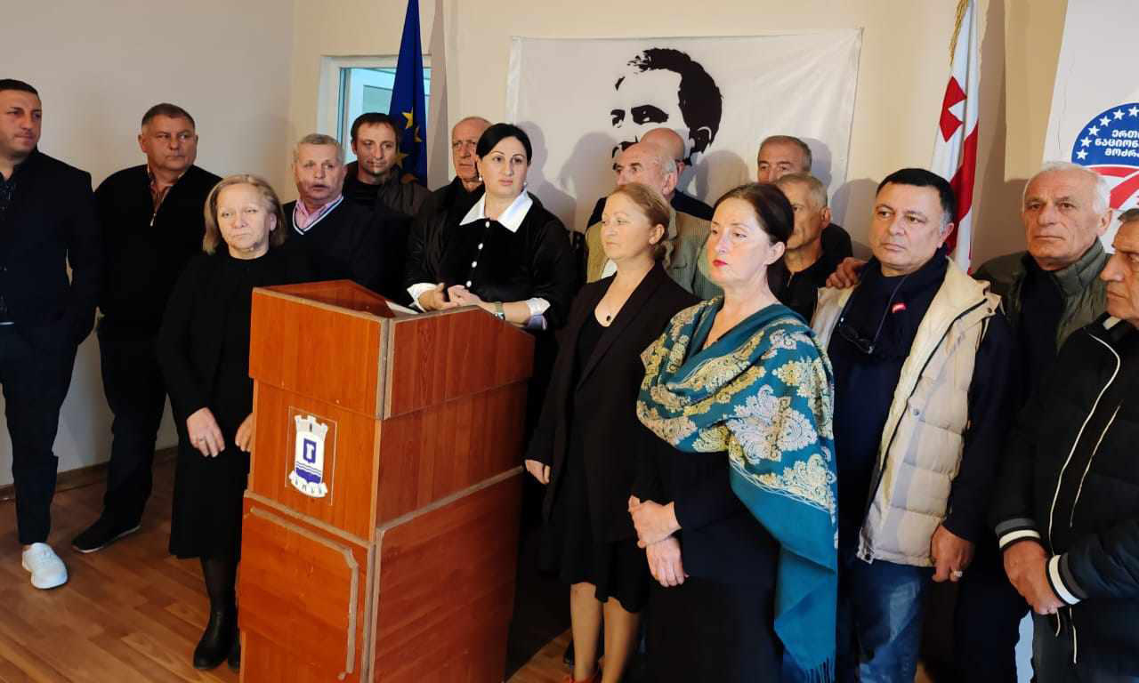 „ნაციონალური მოძრაობის“ ხობის ორგანიზაციის 30-მდე წევრმა პარტია დატოვა, მათგან 10 საკრებულოს წევრია