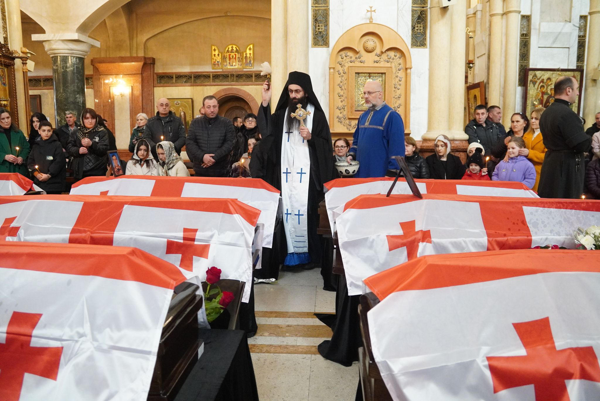 აფხაზეთიდან გადმოსვენებული 23 პირი სამხედრო პატივით დაკრძალეს
