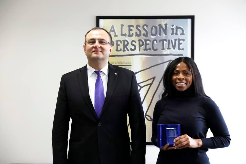 იუსტიციის მინისტრი ნიუ-იორკის პრობაციის ოფისის ხელმძღვანელ ჯუანიტა ჰოლმსს შეხვდა