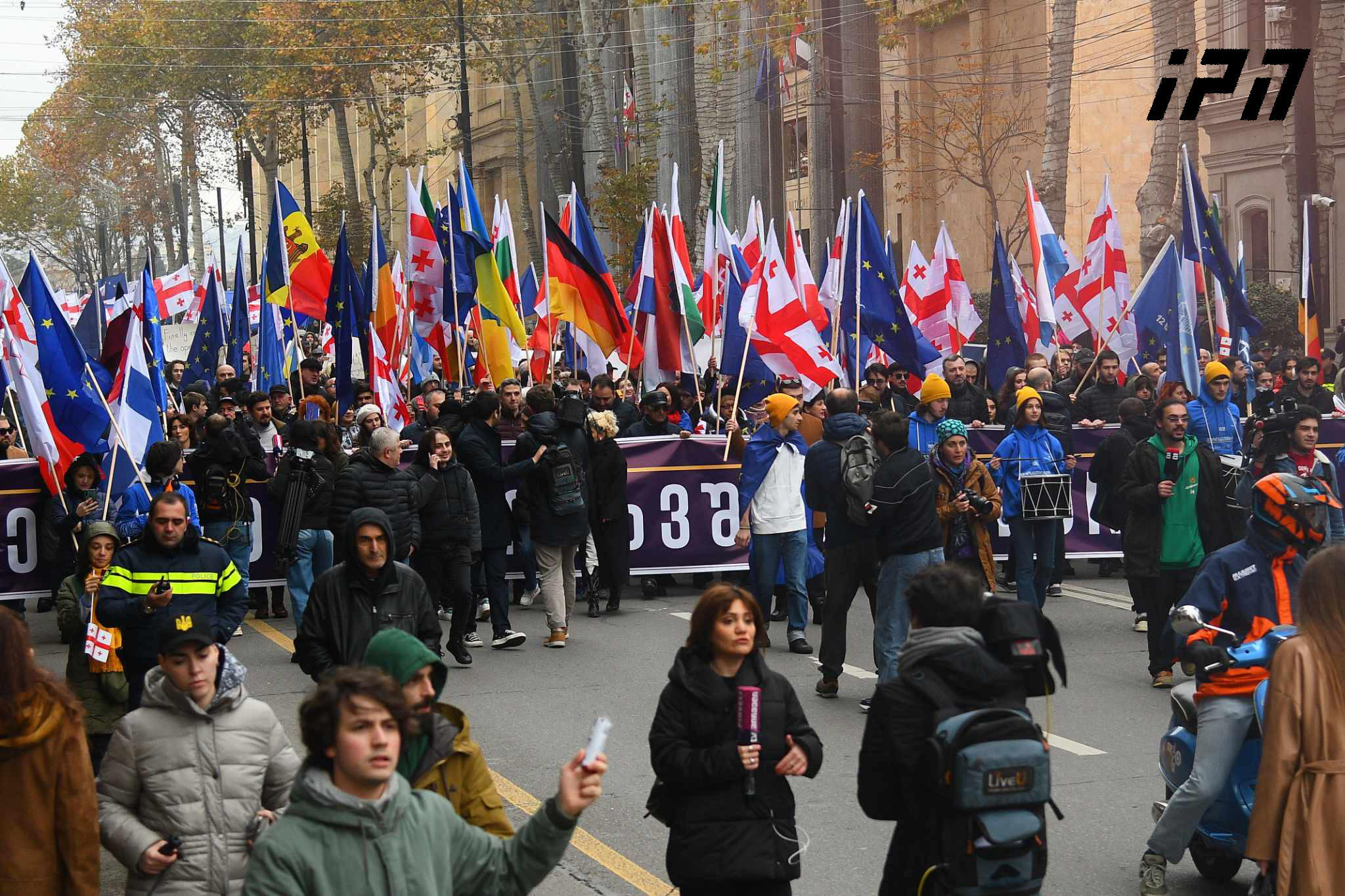„გავიმარჯვებთ სახელოვნად”, „ქართველი, მაშასადამე ევროპელი” - ამ სლოგანებით მოქალაქეები, მესამე სექტორისა და საზოგადოების სხვადასხვა სფეროს წარმომადგენლები მსვლელობას მართავენ
