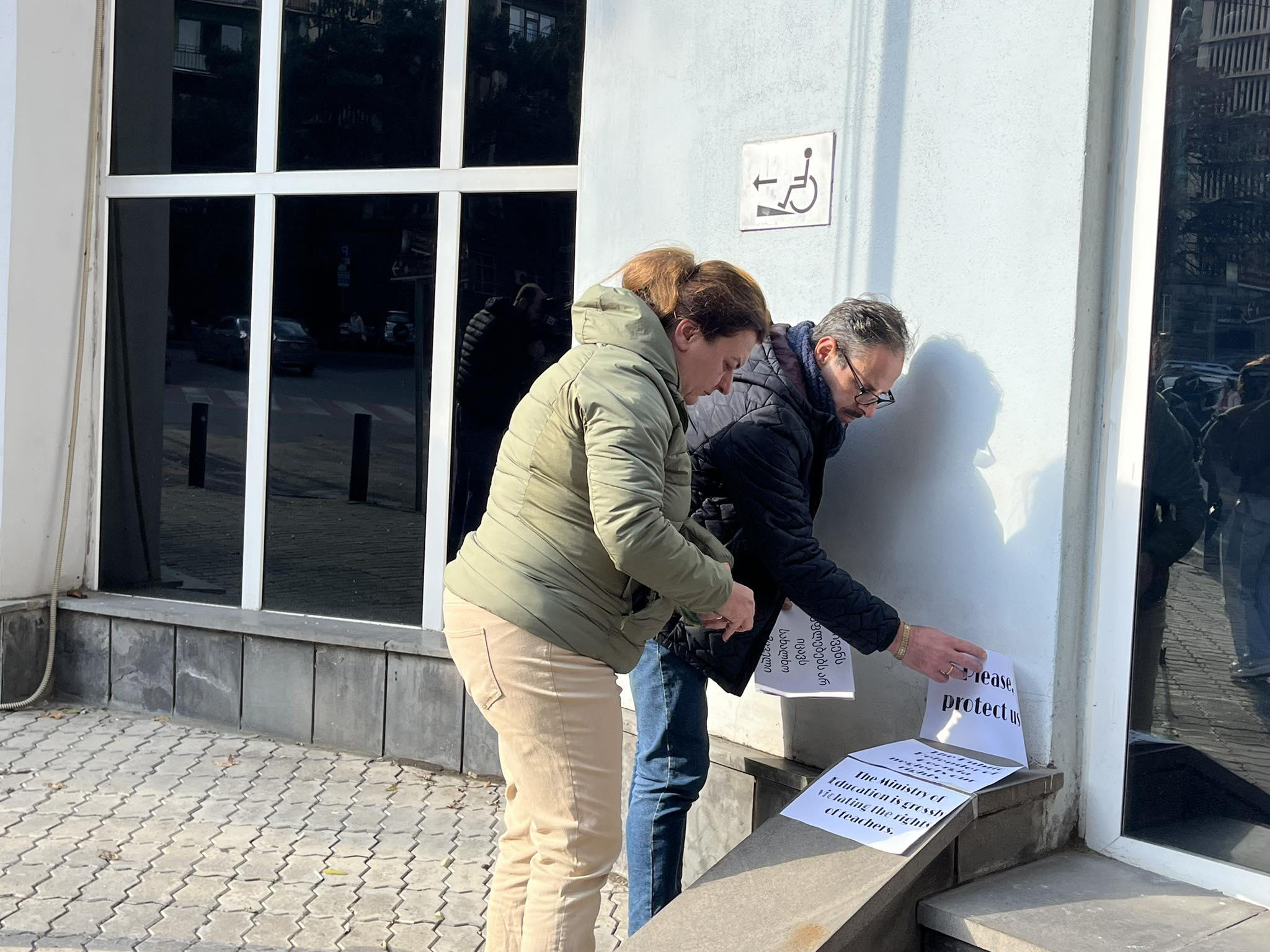 საჯარო სკოლებში დირექტორობის შესარჩევ კონკურსში მონაწილეების პროტესტი გრძელდება - ისინი საერთაშორისო ორგანიზაციებს მოუწოდებენ, პროცესში ჩაერთონ