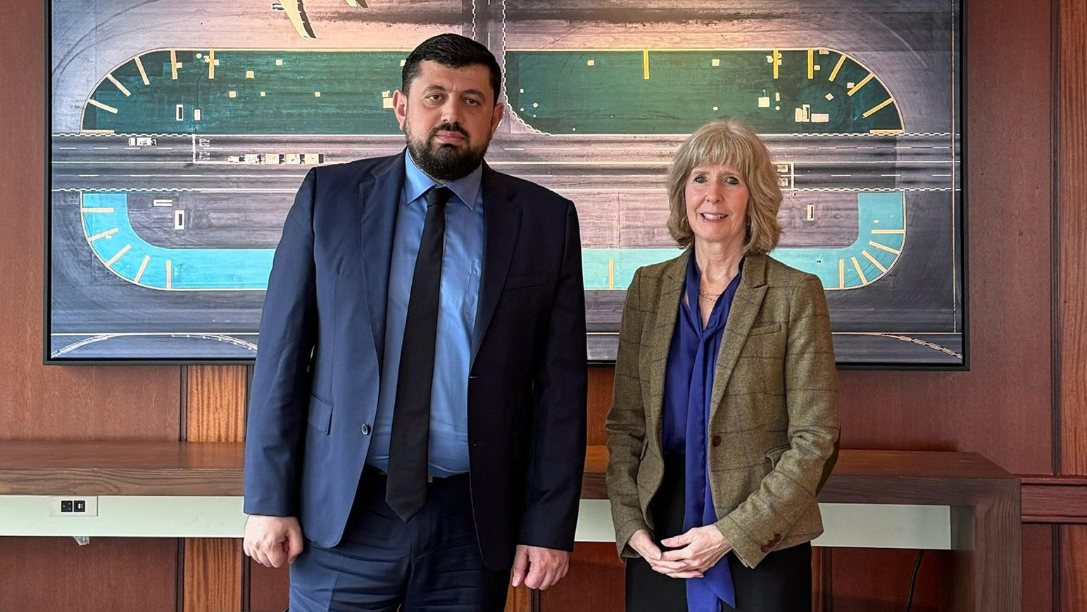 ანტიკორუფციული ბიუროს უფროსი ატლანტაში, გლობალური პროგრამებისა პოლიტიკის ოფისის დირექტორს, მდივნის მოადგილის თანაშემწეს მარგარეტ ნარდს შეხვდა