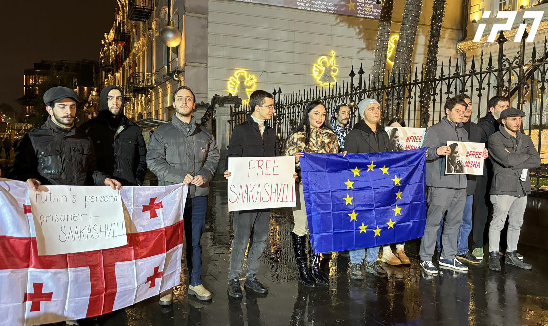 ორბელიანების სასახლესთან „ნაციონალური მოძრაობის“ ახალგაზრდული ფრთის წარმომადგენლები აქციას -  „თავისუფლება მიშას“ მართავენ