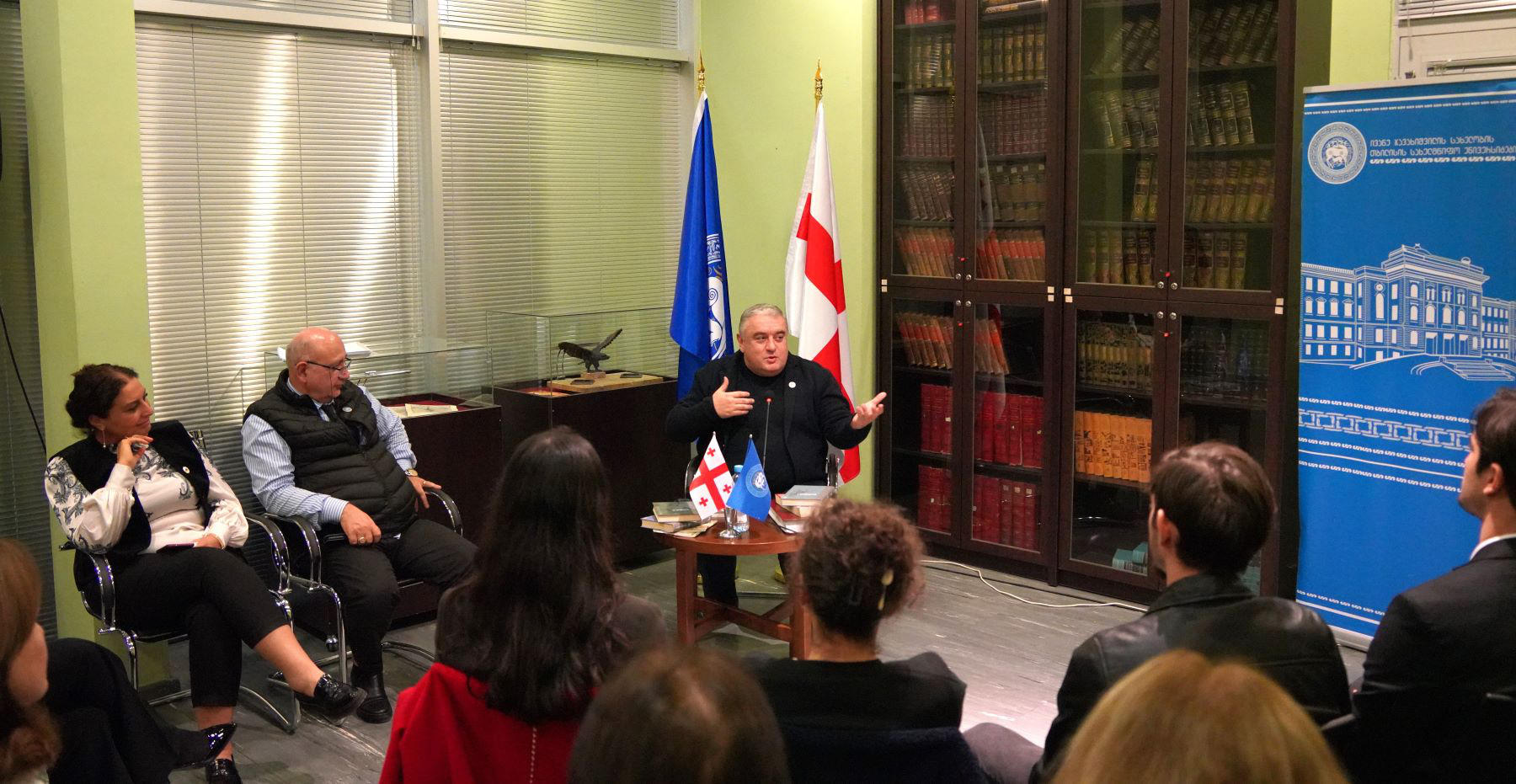 ჯაბა სამუშია ბიბლიოთეკის მეგობართა კლუბის წევრებს შეხვდა