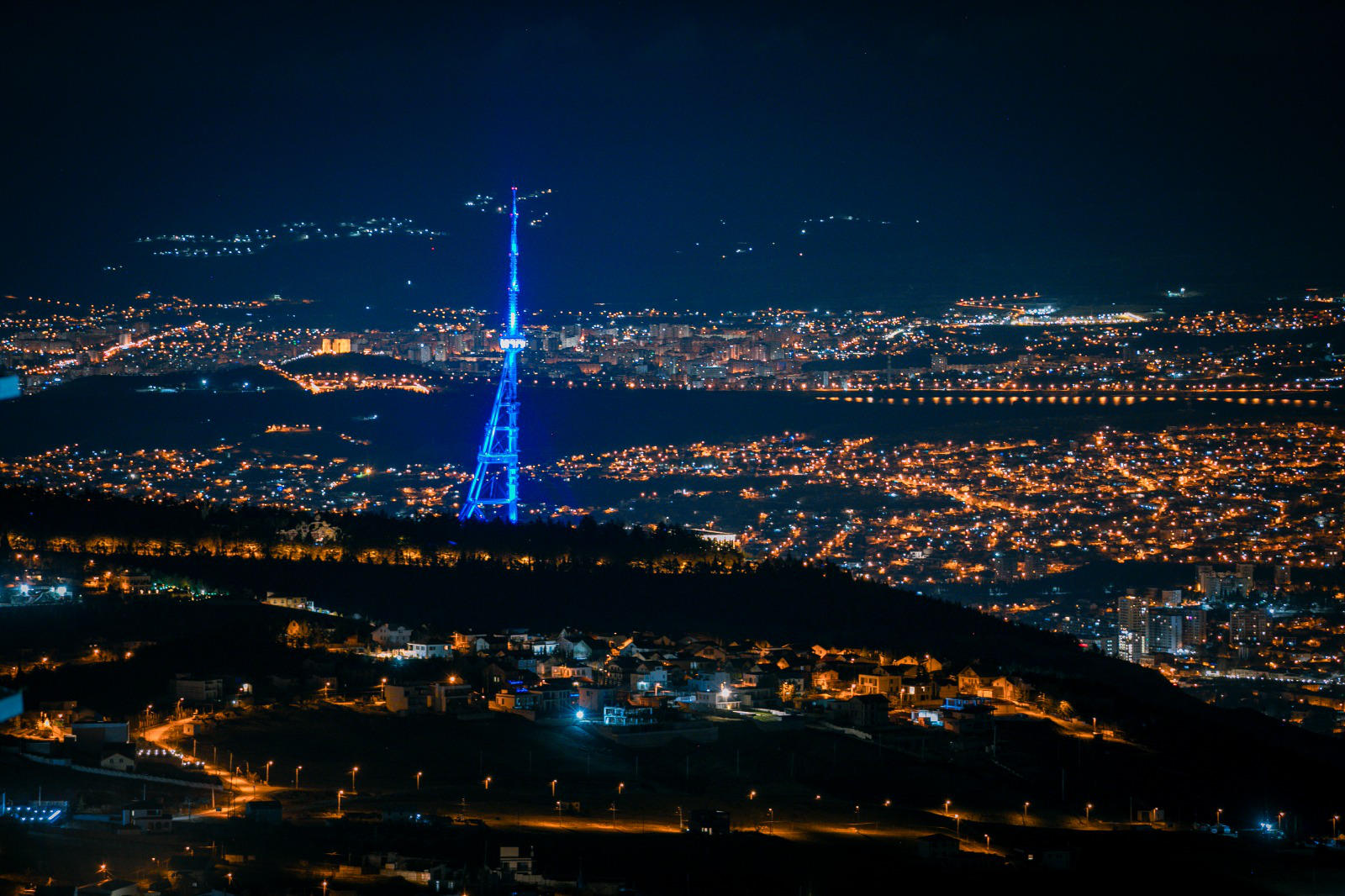 თბილისის ანძა და მშვიდობის ხიდი ევროკავშირის დროშის ფერებში განათდა