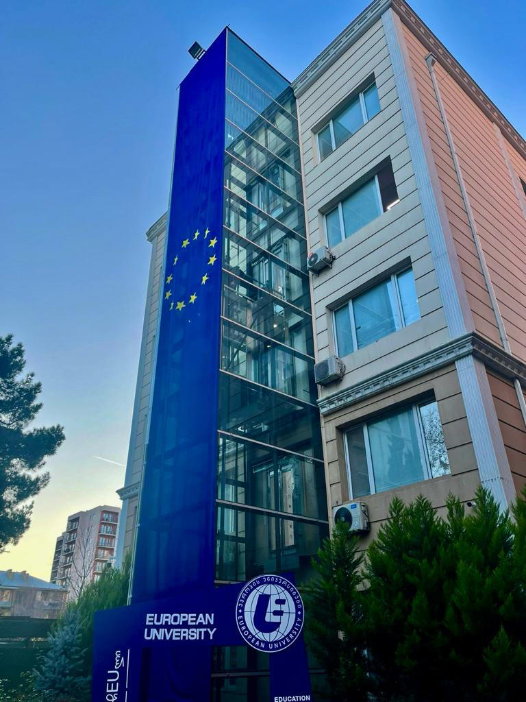"ევროპის უნივერსიტეტის" ფასადზე სპეციალურად ამ დღისთვის შექმნილი 20-მეტრიანი დროშა გადმოიფინა