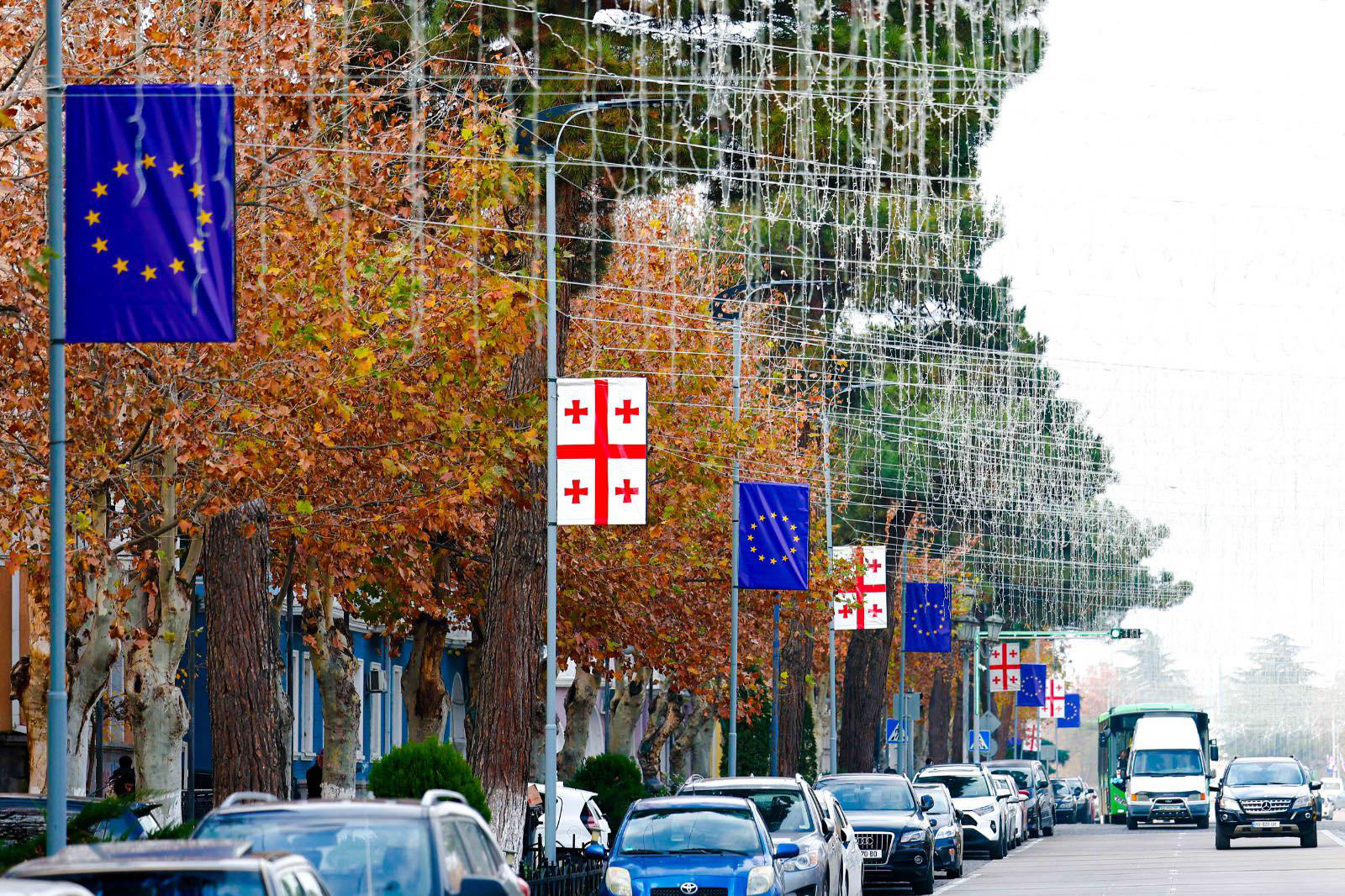 საქართველოსთვის კანდიდატის სტატუსის მინიჭებასთან დაკავშირებით, რუსთავში  ქუჩები სახელმწიფო და ევროკავშირის დროშებით მოირთო