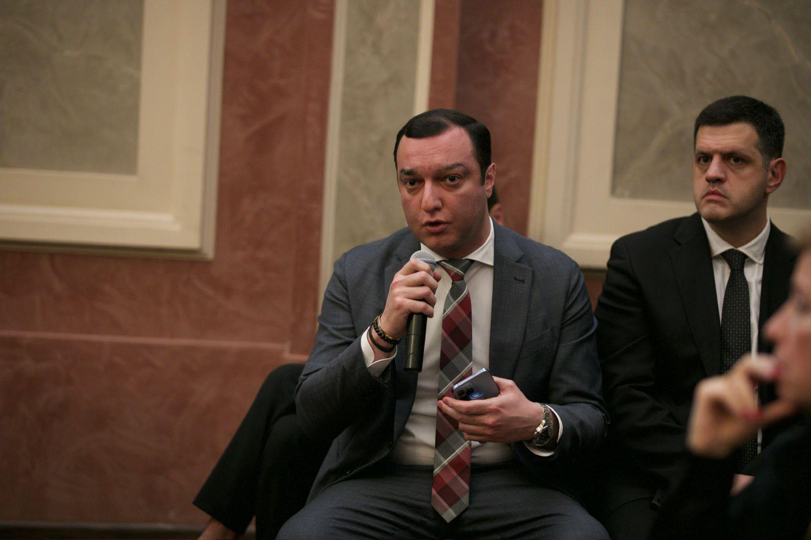 ირაკლი ბენდელიანი საბა ბუაძეს - რამდენიმე თვეა, ჩემს სახელს და გვარს ახსენებ ხშირად - ბინა ვიყიდე დაახლოებით, 10 წლის წინ, როდესაც არც კორპუსის მშენებლობა იყო დაწყებული და არც მერიაში ვმუშაობდი